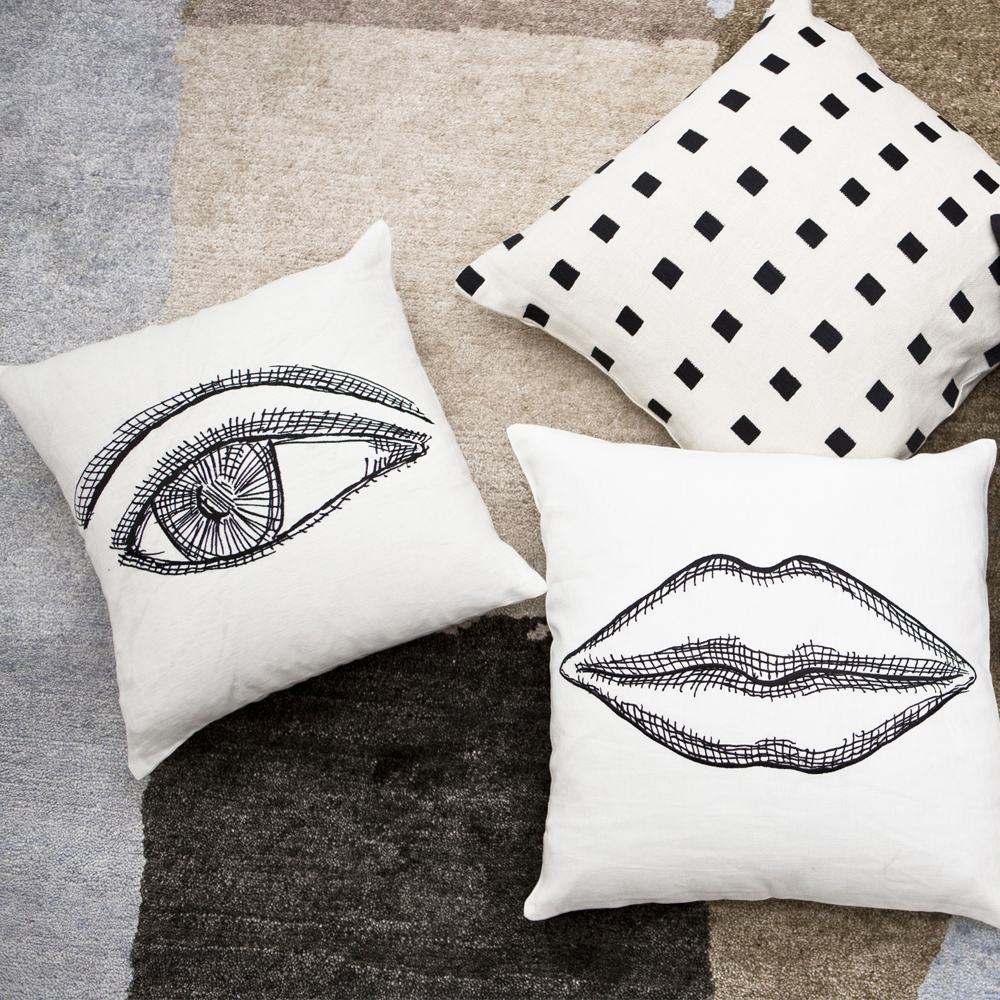 KISS PILLOW - WHITE image number 0
