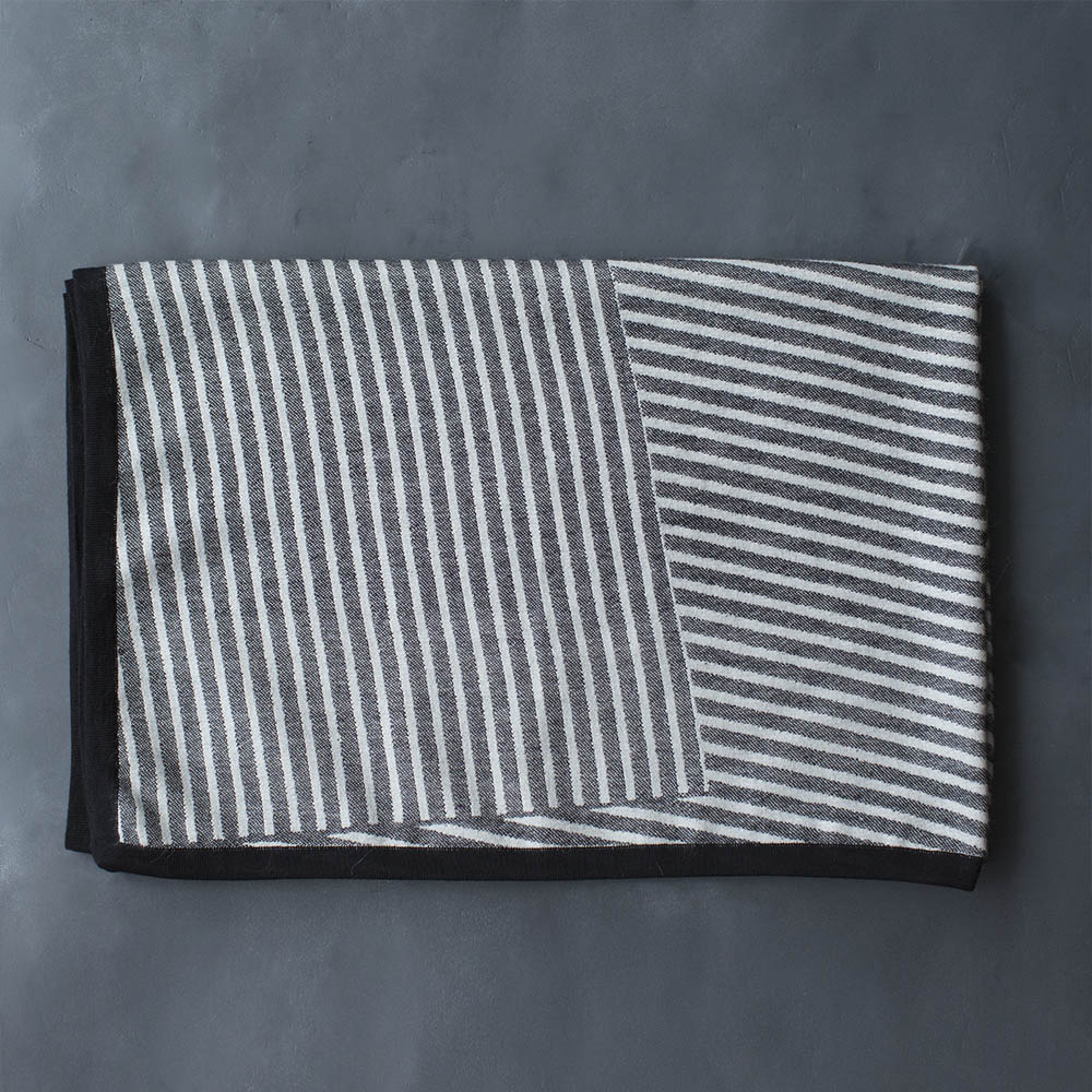 FRACTURED LUXE THROW - BLACK WHITE image number 1