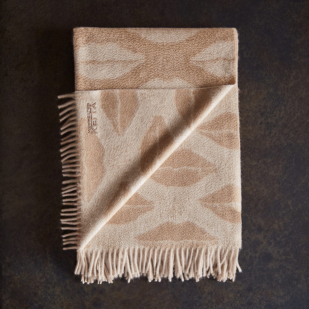 LUXE KISSES THROW