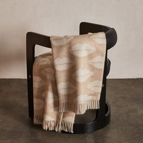 LUXE KISSES THROW