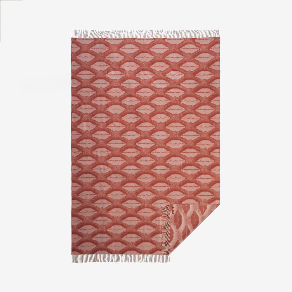LUXE KISSES THROW