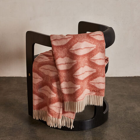 LUXE KISSES THROW