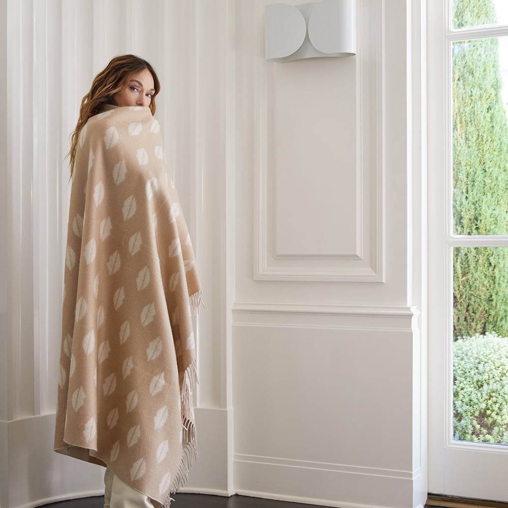 LUXE KISSES THROW