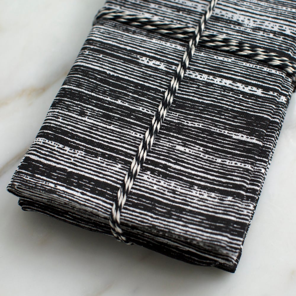 STRIATED DINNER NAPKINS - BLACK