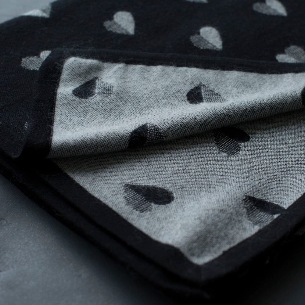 AMORATA THROW