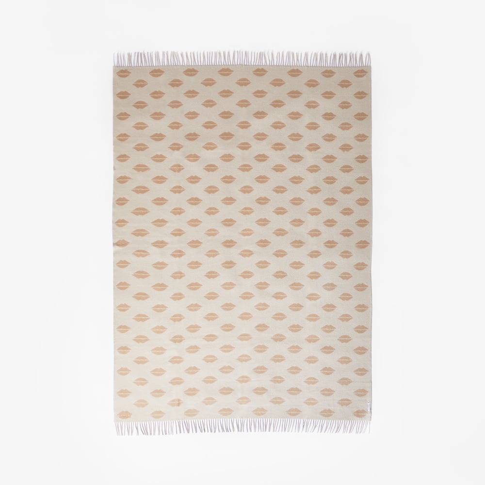 LUXE KISSES THROW