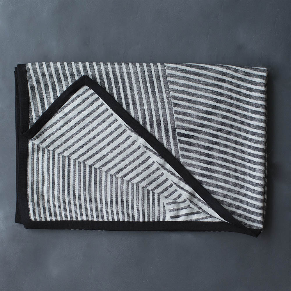 FRACTURED LUXE THROW - BLACK WHITE