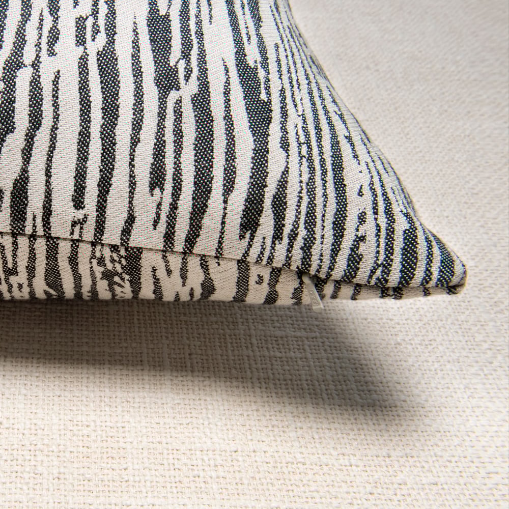 ZUMA OUTDOOR PILLOW - BLACK image number 4
