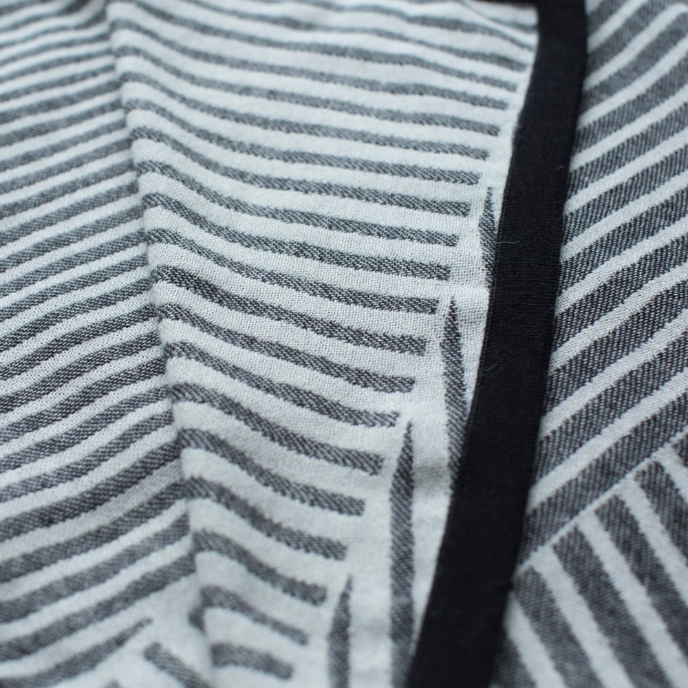FRACTURED LUXE THROW - BLACK WHITE