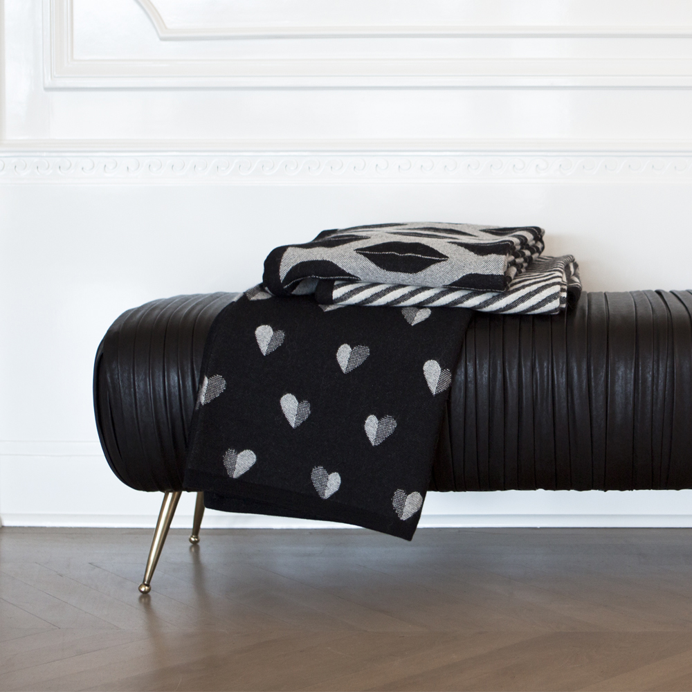 CLASSIC KISS THROW image number 0