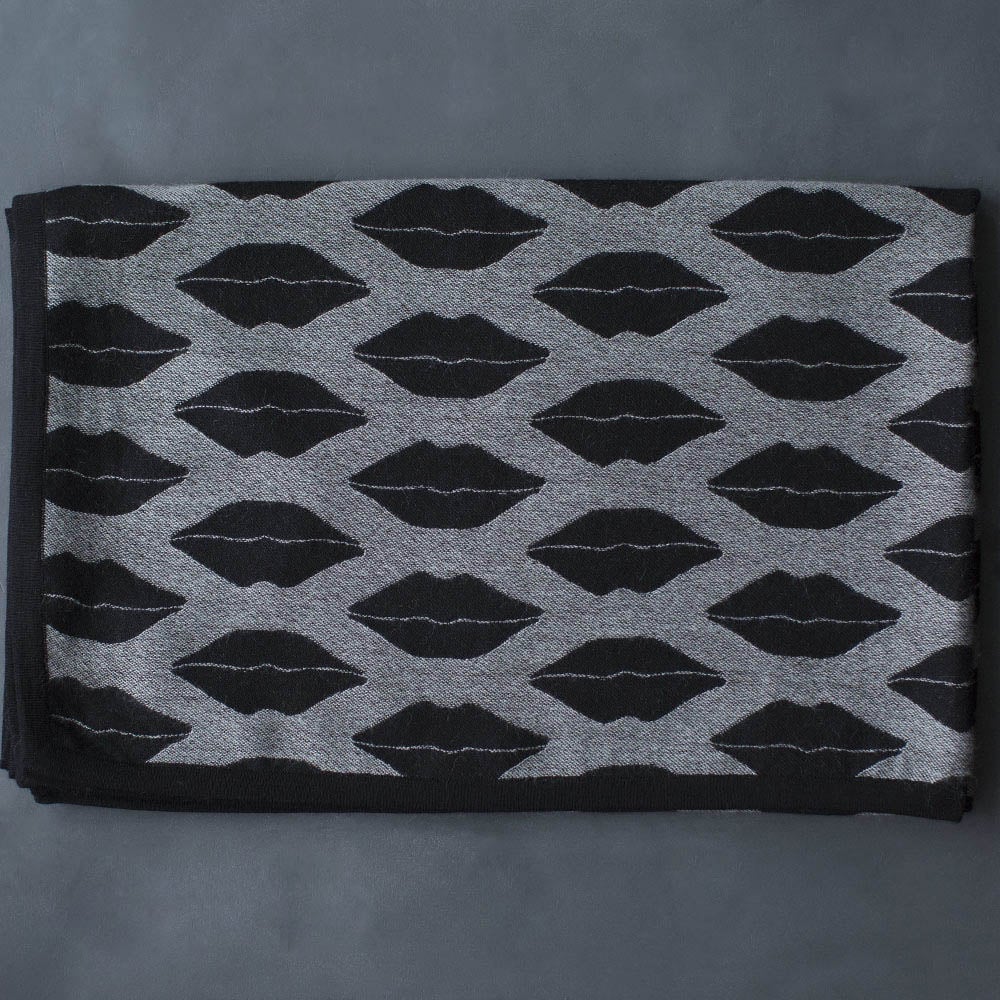 CLASSIC KISS THROW image number 1