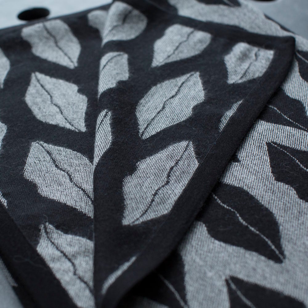 CLASSIC KISS THROW image number 3