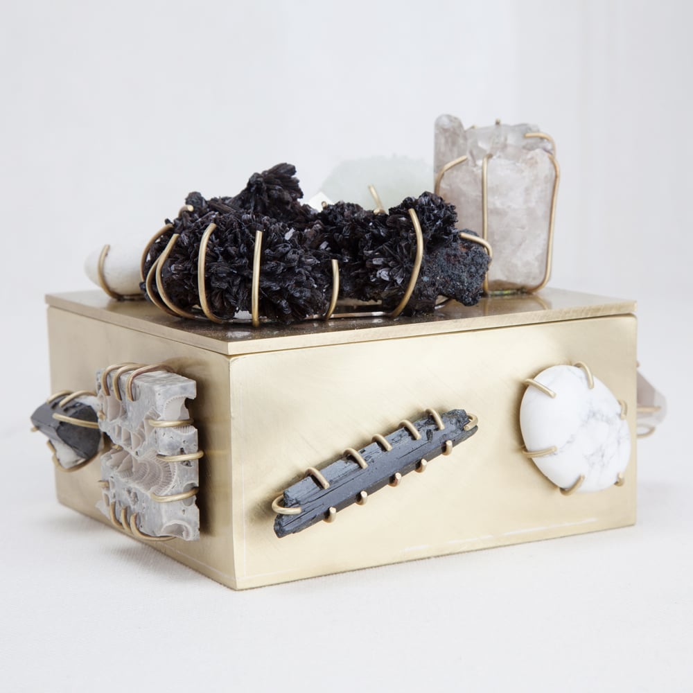 CRYSTAL QUARTZ AND SNOW SCOLECITE BAUBLE BOX image number 0