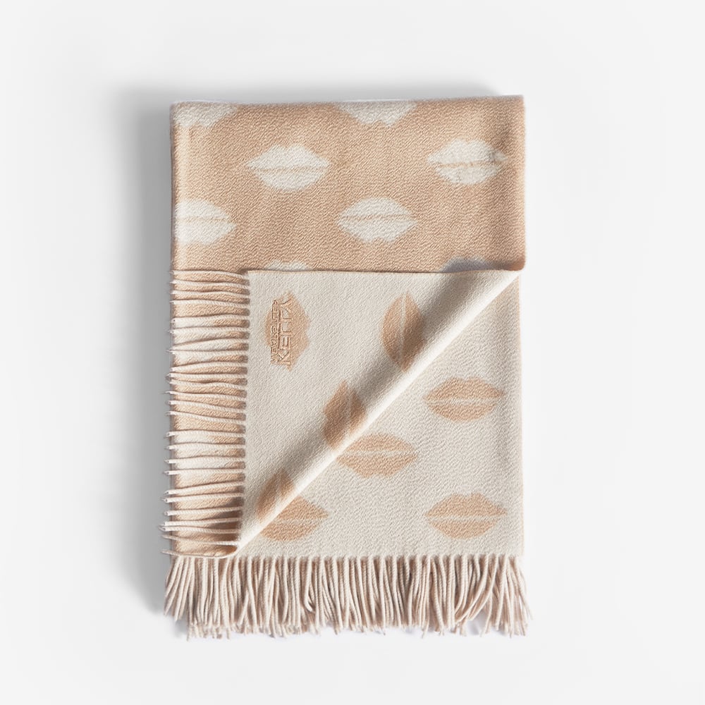 LUXE KISSES THROW image number 4