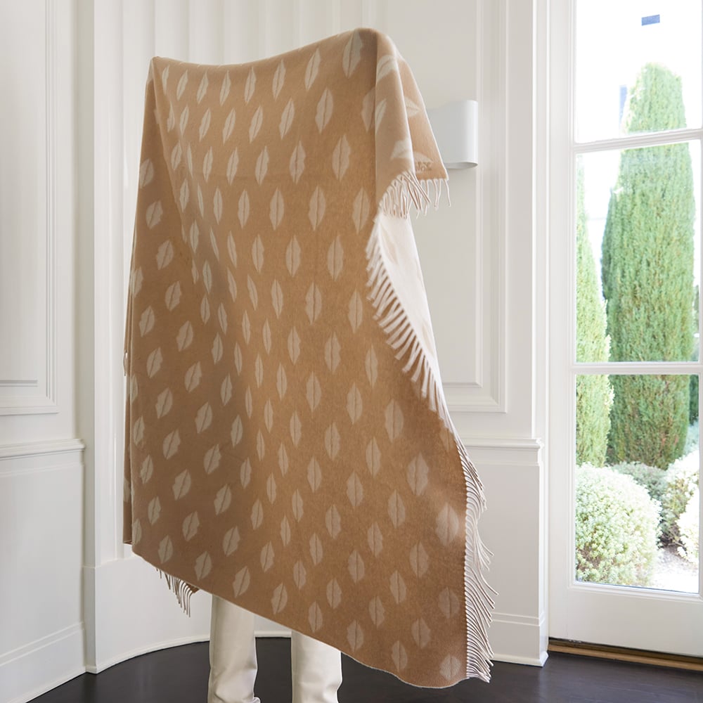 LUXE KISSES THROW