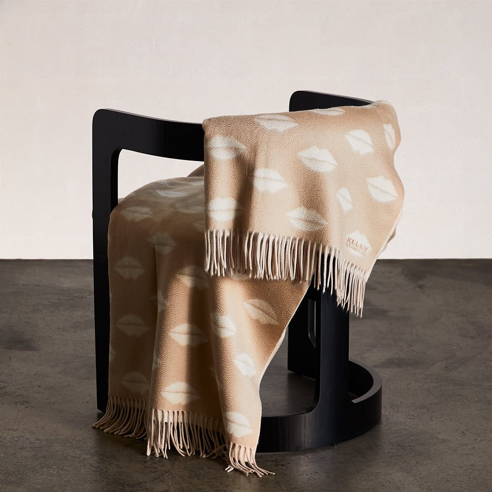 LUXE KISSES THROW image number 2