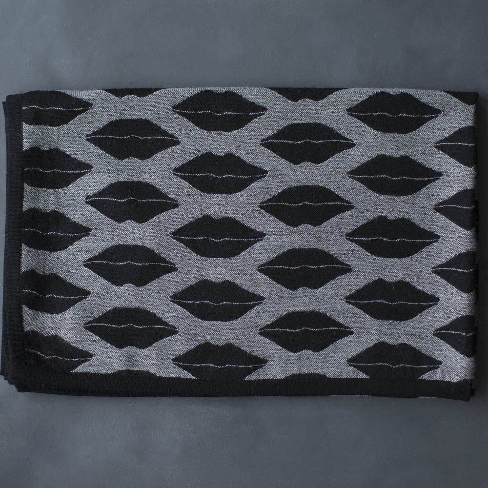 CLASSIC KISS THROW image number 1