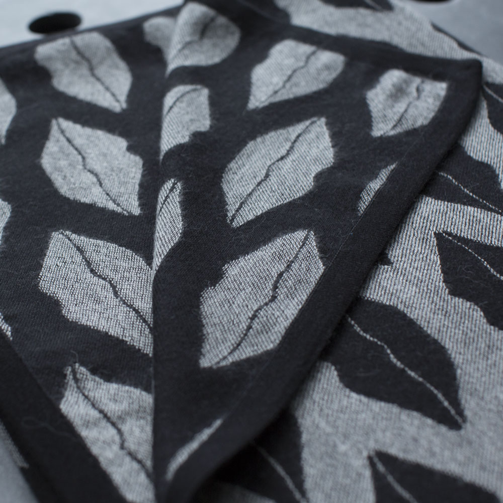 CLASSIC KISS THROW image number 3