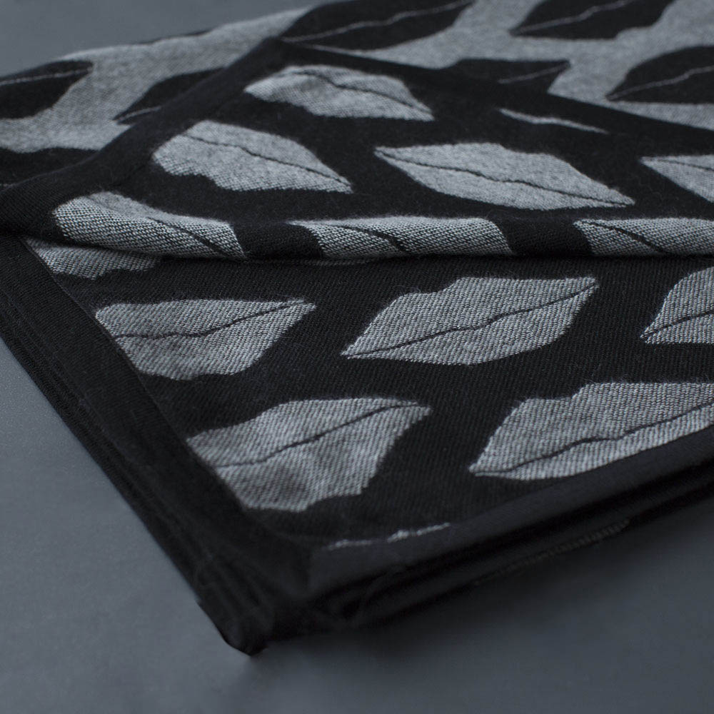 CLASSIC KISS THROW image number 4