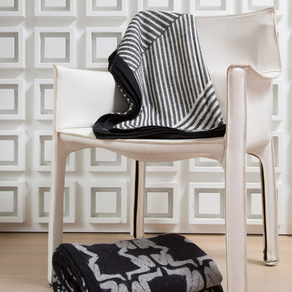 FRACTURED LUXE THROW - BLACK WHITE image number 0