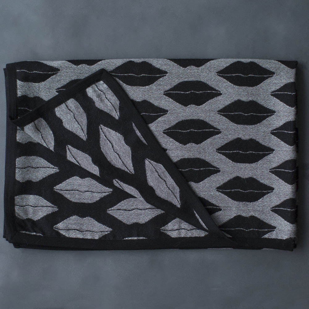 CLASSIC KISS THROW image number 2