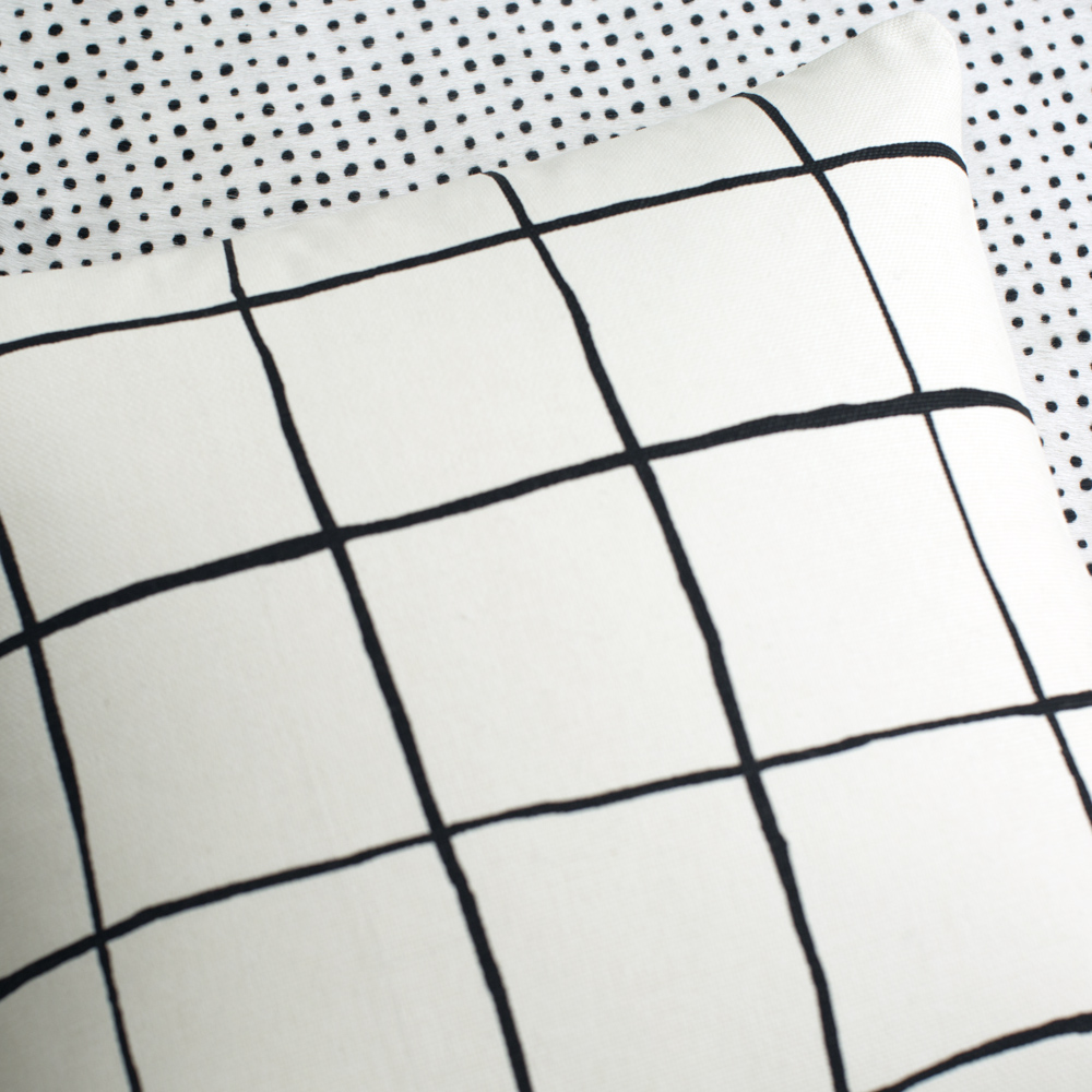 COQUETTE PILLOW-IVORY BLACK image number 2