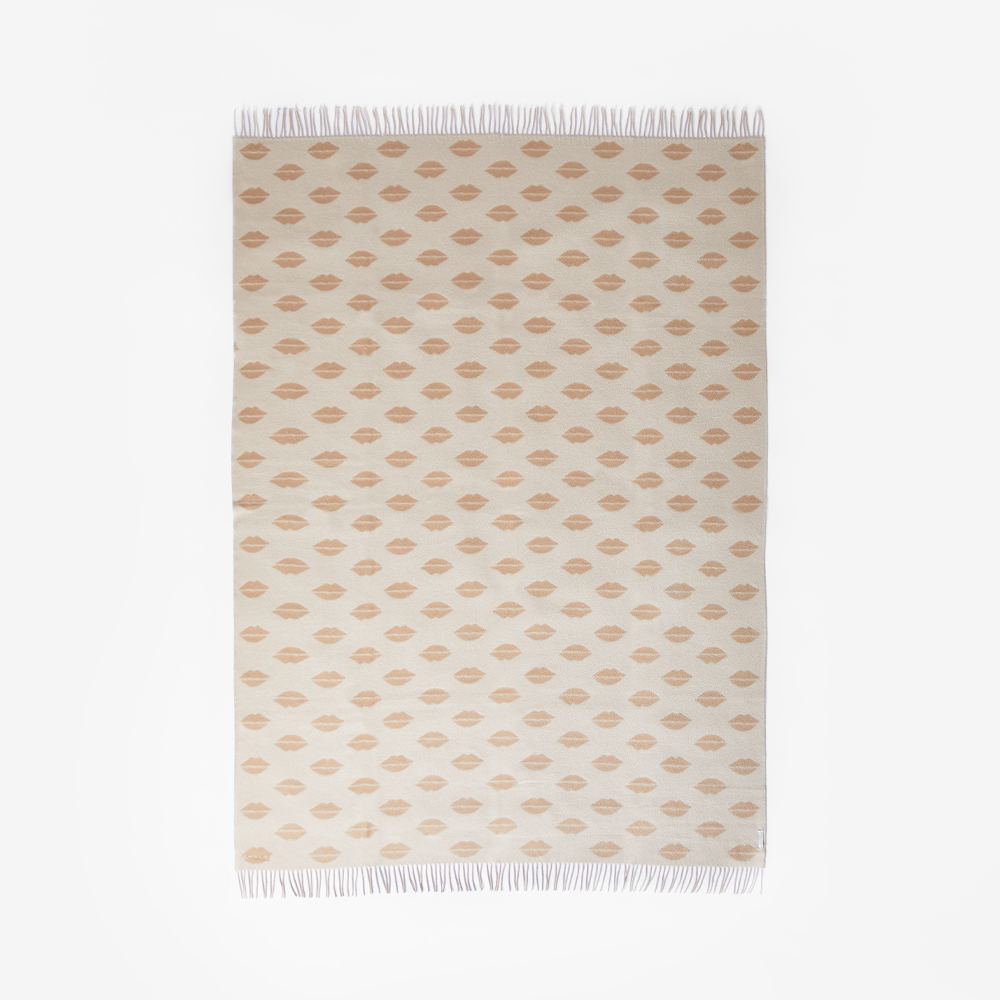 LUXE KISSES THROW image number 4